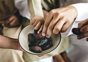 نتائج مبهرة.. هذا ما يحدث لجسمك إذا تناولت التمر مع العسل بعد الإفطار 