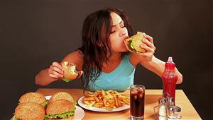 هل تناول الطعام قبل النوم يهدد الصحة؟