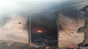 بالصور- السيطرة على حريق في مخزن خردة بشبرا الخيمة