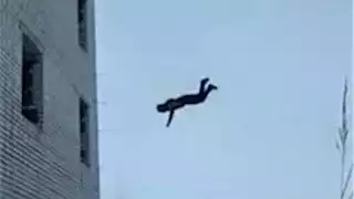 سقوط مأساوي لعامل من الطابق الثامن بالعاصمة الإدارية