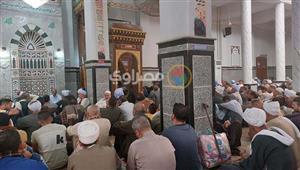 احتفالا بمولده.. الآلاف يؤدون صلاة الجمعة بمسجد السلطان الفرغل في أسيوط