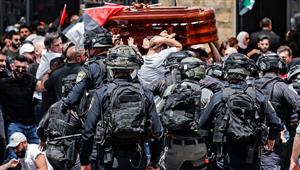 الاحتلال يطلق الرصاص الحي على الصحفيين الفلسطينيين في مخيم جنين