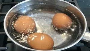لا تسلقي البيض لمدة أكثر من 12 دقيقة لهذا السبب.. ولا ترمي مائه