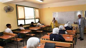 صور.. محافظ أسوان يتابع امتحانات الشهادة الإعدادية