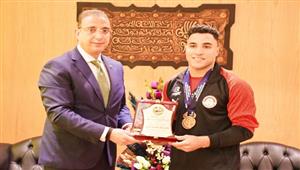 بالصور- محافظ الفيوم يكرم الرباع محمود جمال بطل العالم فى رفع الأثقال للناشئين