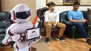 بالصور- "روبوت" يوزع الكتب على الطلاب في بورسعيد