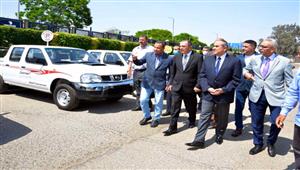 64 سيارة.. وزير الطيران يتفقد أسطول "مصر للطيران للخدمات الأرضية"