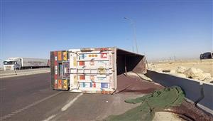 انقلاب سيارة محملة بالزلط على الطريق الدائري الأوسطي - صور