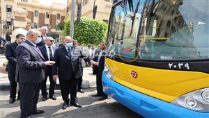 محافظ القاهرة يتفقد أول أتوبيس يتم تحويله للعمل بالغاز الطبيعي بدلا من السولار