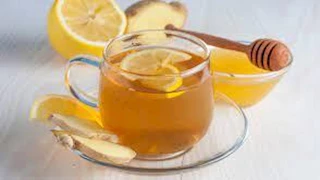 مشروب العسل والليمون.. 5 فوائد لا تُقاوَم