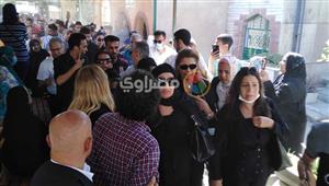 نجوم الفن يرافقون جثمان الفنان سمير صبري إلى مقابر المنارة بالإسكندرية| فيديو وصور