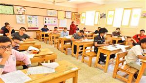 ضغط مادي ومشكلة في الوقت.. أولياء الأمور يعترضون على تقديم موعد الامتحانات