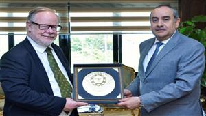وزير الطيران يبحث مع سفير أيرلندا تشغيل خط طيران بين القاهرة ودبلن