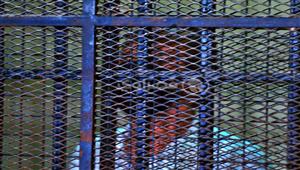 محمد الأمين يسجد داخل القفص بعد الحكم عليه بالسجن المشدد 3 سنوات (صورة) 