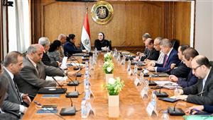 وزيرة الصناعة تترأس أول اجتماع للجنة حوكمة سوق الأطراف الصناعية