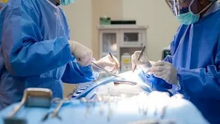 أستاذ أمراض نساء يحذر: استسهال الولادة القيصرية يهدد صحة المواليد