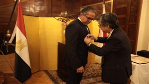 وزير السياحة والآثار يتسلم وسام الشمس المشرقة