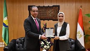 محافظ الفيوم يكرّم الطالبة ندى الأمير لفوزها برئاسة لجنة الخطة والموازنة ببرلمان الشباب