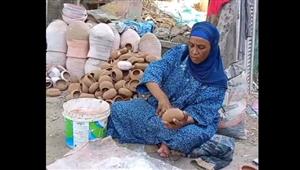 "الحاجة صباح" كتف بكتف مع زوجها.. 40 سنة في صناعة الفخار: "بعمل طواجن وزير وبيوت الحمام"