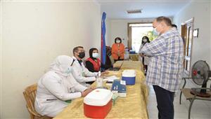 صور.. محافظ أسيوط يتفقد حملة "طرق الأبواب" لتطعيم المواطنين ضد كورونا