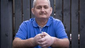 معجزة علمية.. أول رجل في العالم بيدين مزروعتين (صورة)