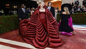 نجوم فن وأزياء غريبة.. أبرز لقطات حفل ميت جالا