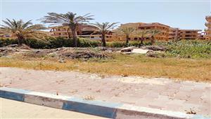 مقاعد متهالكة وحمامات مغلقة.. شاطئ مصيف جمصة يستقبل الزوار في العيد - صور