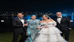 يقبل يدها ورأسها.. صور جديدة من حفل زفاف ابنة مدحت العدل