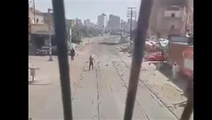 فيديو- شخص يقابل القطار بصدره.. و"السكك الحديدية" تتوعد
