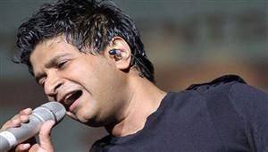 وفاة المطرب الهندي كريشناكومار كوناث إثر تعرضه لأزمة قلبية في حفل غنائي