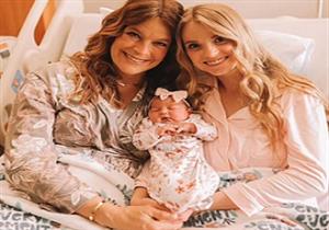 جدة تحمل وتنجب حفيدتها بدلاً من الأم 