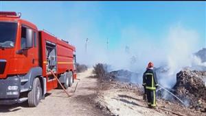 بالصور- السيطرة على حريق في مخلفات بطريق الطابية بالإسكندرية 