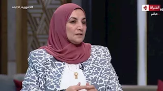 هل يجوز إرسال صور خاصة للزوج المسافر؟.. أستاذة بالأزهر توضح