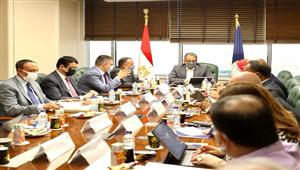 العناني يعقد اجتماعًا مع قيادات وزارة السياحة لمتابعة سير العمل بعدد من الملفات