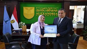 رئيس جامعة الإسكندرية يكرم الأم المثالية على مستوى المحافظة
