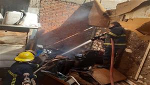 الصور الأولى لموقع حريق مروع في مخزن أخشاب ومراتب مستعملة بأسيوط 