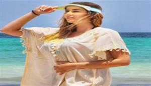 صور| عائشة بن أحمد أمام البحر خلال استمتاعها بالصيف في تونس