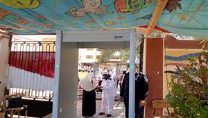 صور.. "عصا الكترونية وبوابات تعقيم" أمام لجان الثانوية العامة في الوادي الجديد