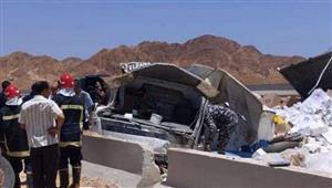 مصرع شخصين في انقلاب سيارة نقل بالطريق الدولي بجنوب سيناء - صور