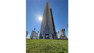 متحدث الإسكان ينشر صورة للبرج الأيقوني بالعاصمة وسط المساحات الخضراء