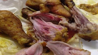 لماذا يظهر لحم الدجاج وكأنه يحتوي على دماء بعد الطهي؟.. مفاجأة 