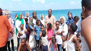 بينهم سودانيون.. شاطئ المندرة المجاني يستقبل 105 أفراد من ذوي الهمم- صور 