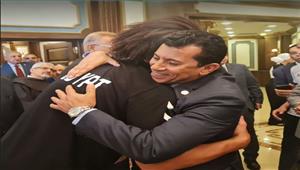  اعتذار واستقبال خاص.. وزير الرياضة يُكرم علي زين (فيديو)