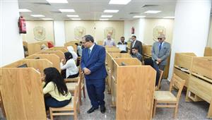 بالصور- 383 طالبًا يؤدون امتحاناتهم إلكترونيًا بـ"طب سوهاج"