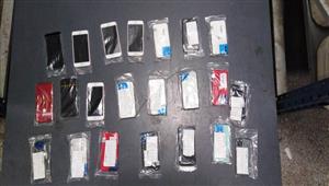 أخفاها راكب بين ملابسه وجسمه.. إحباط محاولة تهريب 22 موبايل بمطار برج العرب 