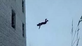 من سطح عقار إلى منور الموت.. نهاية مأساوية لسائق في الهرم