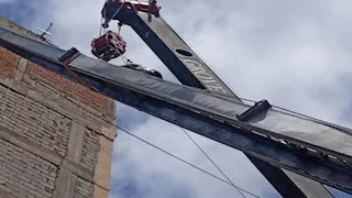 كان يقف أمام منزله وسقط على رأسه.. ونش أثاث ينهي حياة طالب في المنيا  