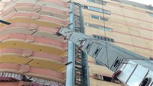  بالصور- سقوط "ونش" على عقارين في الإسكندرية.. و4 جهات تتدخل 