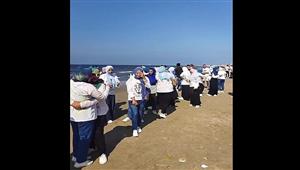 بالألوان على الشاطئ .. طلاب يحتفلون بتخرجهم في بورسعيد