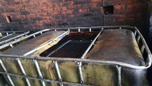 مصادرة 36 طن زيوت سيارات مغشوشة داخل مخزن بالبدرشين